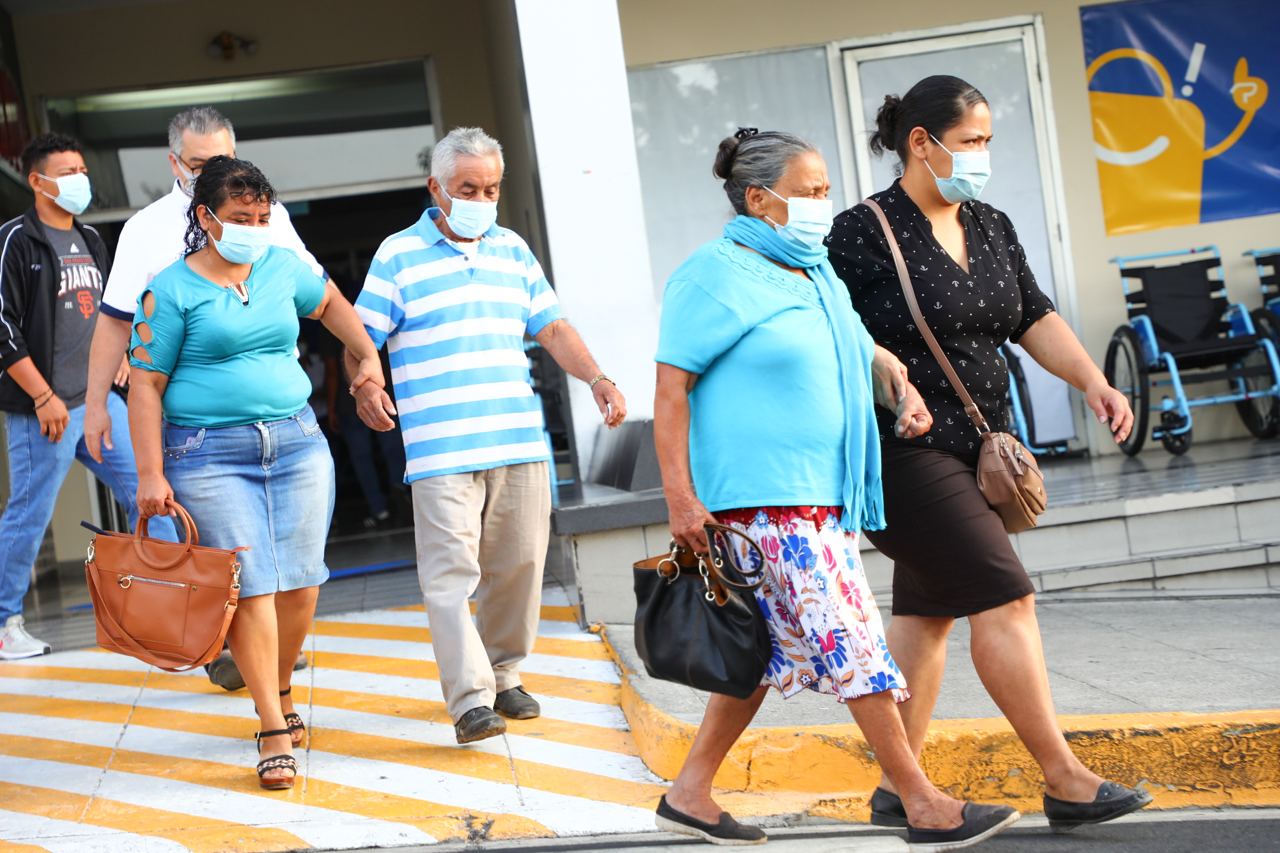 Más salvadoreños son trasladados desde los centros de transporte hacia el Megacentro de Vacunación mas-salvadorenos-son-trasladados-desde-los-centros-de-transporte-hacia-el-megacentro-de-vacunacion